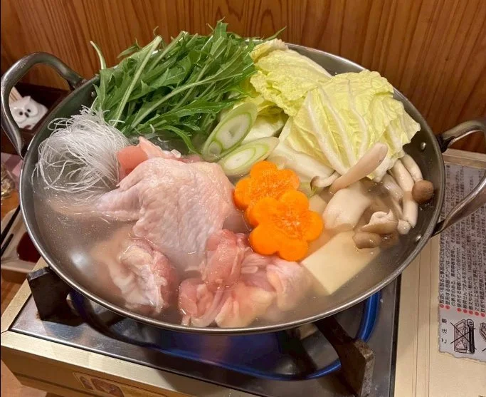 鶏のつくねと野菜が入った水炊き鍋
