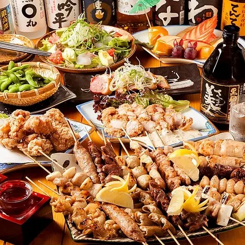 木目のテーブルに並ぶ鶏料理と飲み物
